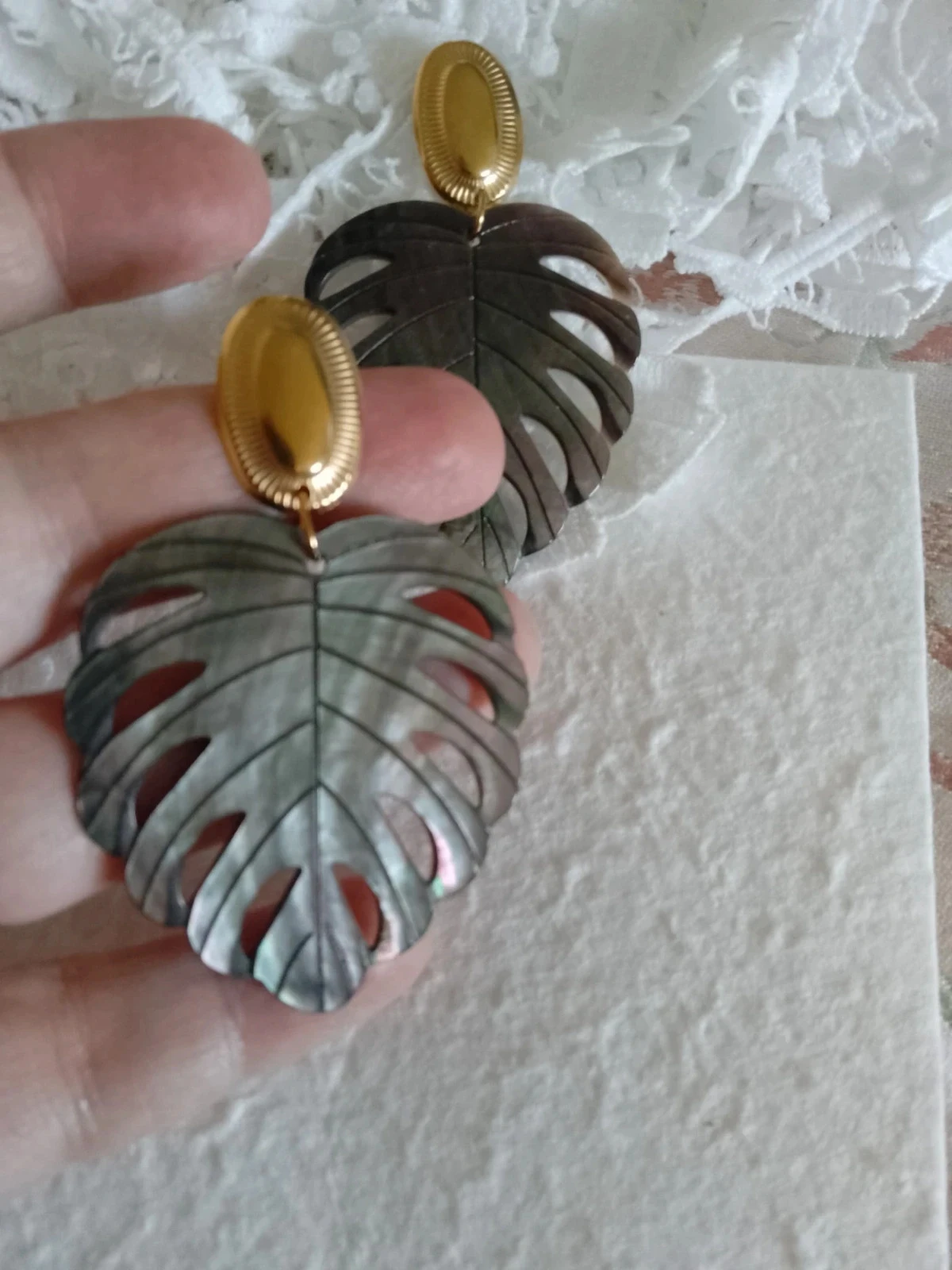 Pendientes de hojas de nácar gris natural – photo 3